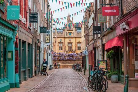 Central, Stunning 2 Bed Apartment With Parking! Cambridge  Exteriör bild